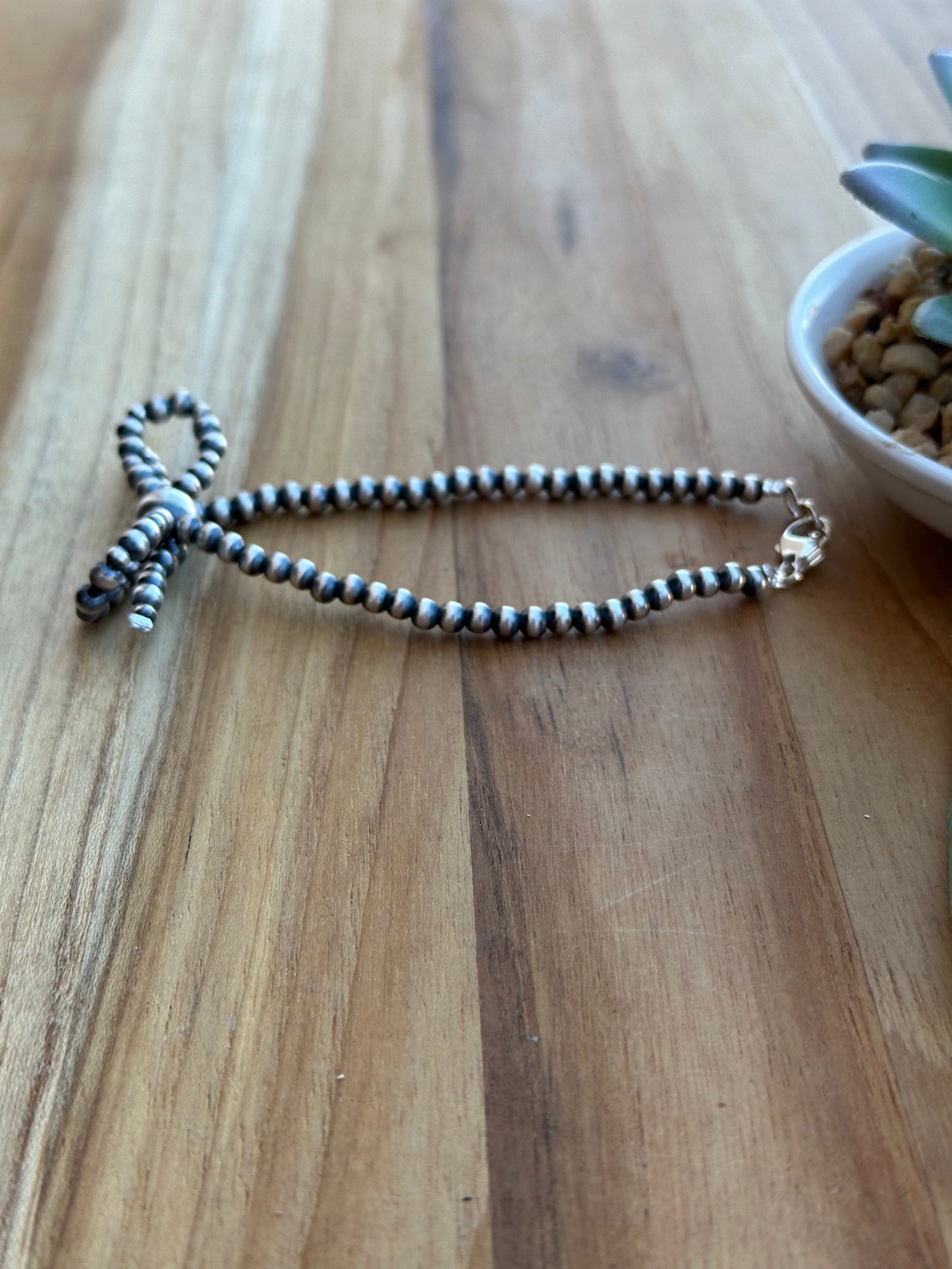 8" Single Strand Bow Bracelet