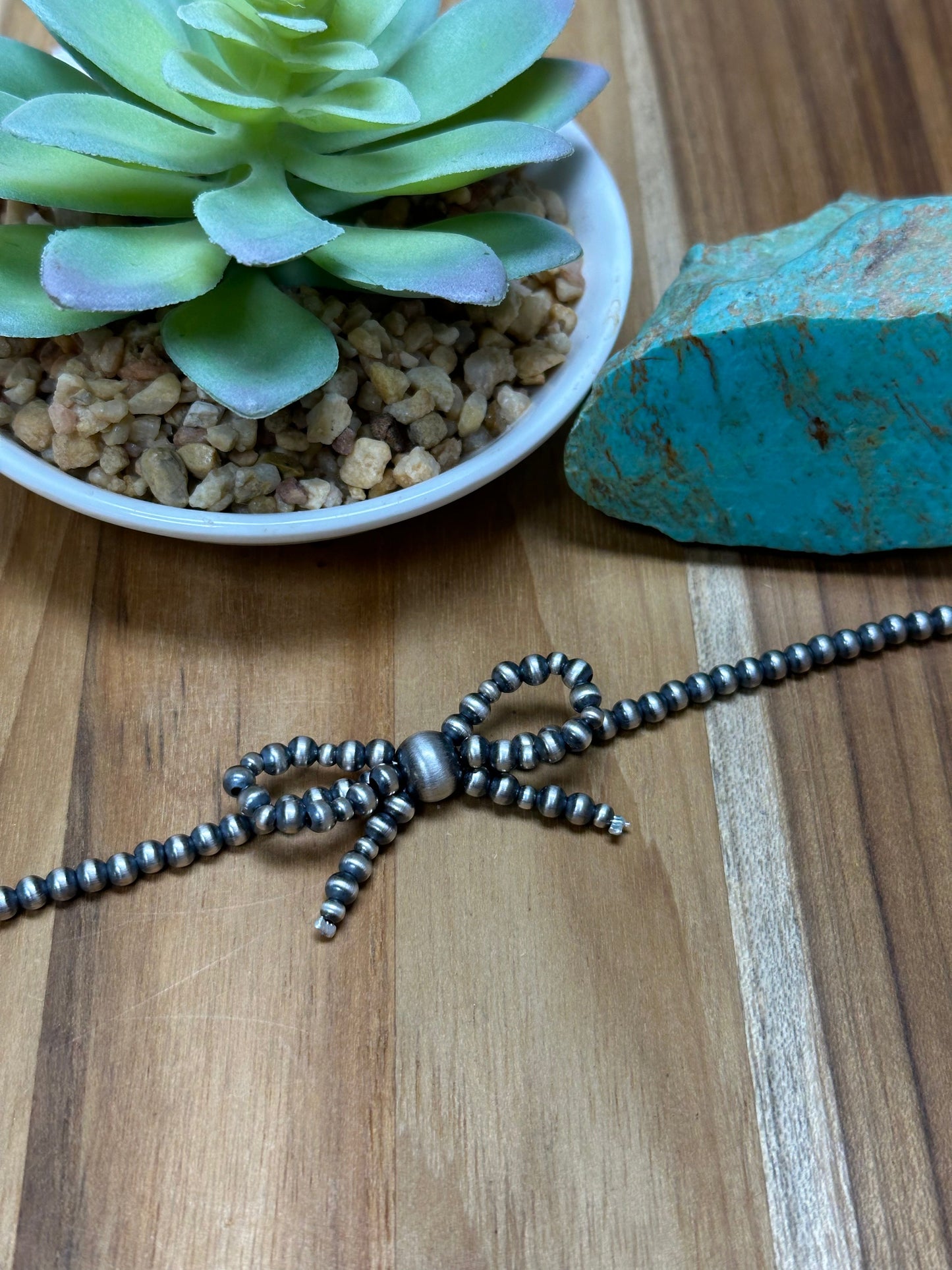 8" Single Strand Bow Bracelet