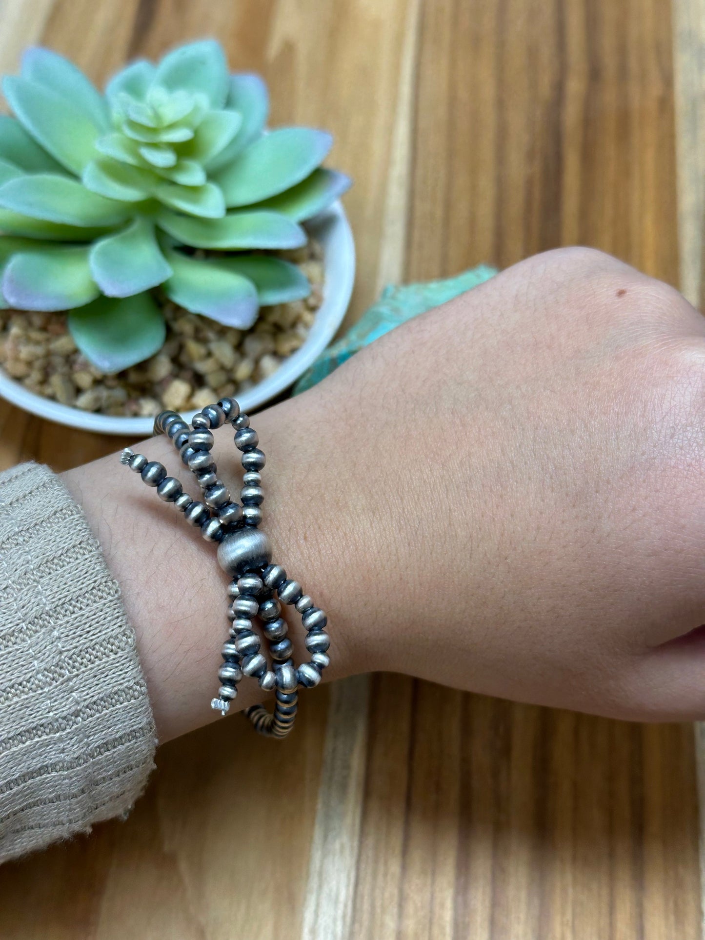 8" Single Strand Bow Bracelet